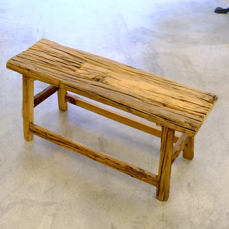 Rustikaler Hocker aus altem Holz - L